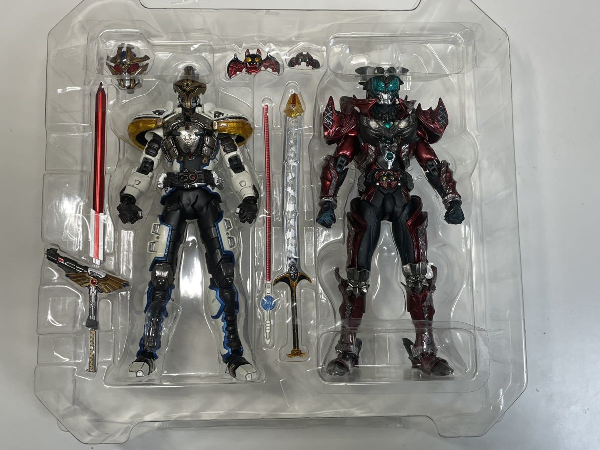 【中古】S.I.C仮面ライダーダークキバ＆S.I.C仮面ライダーイクサ_画像3