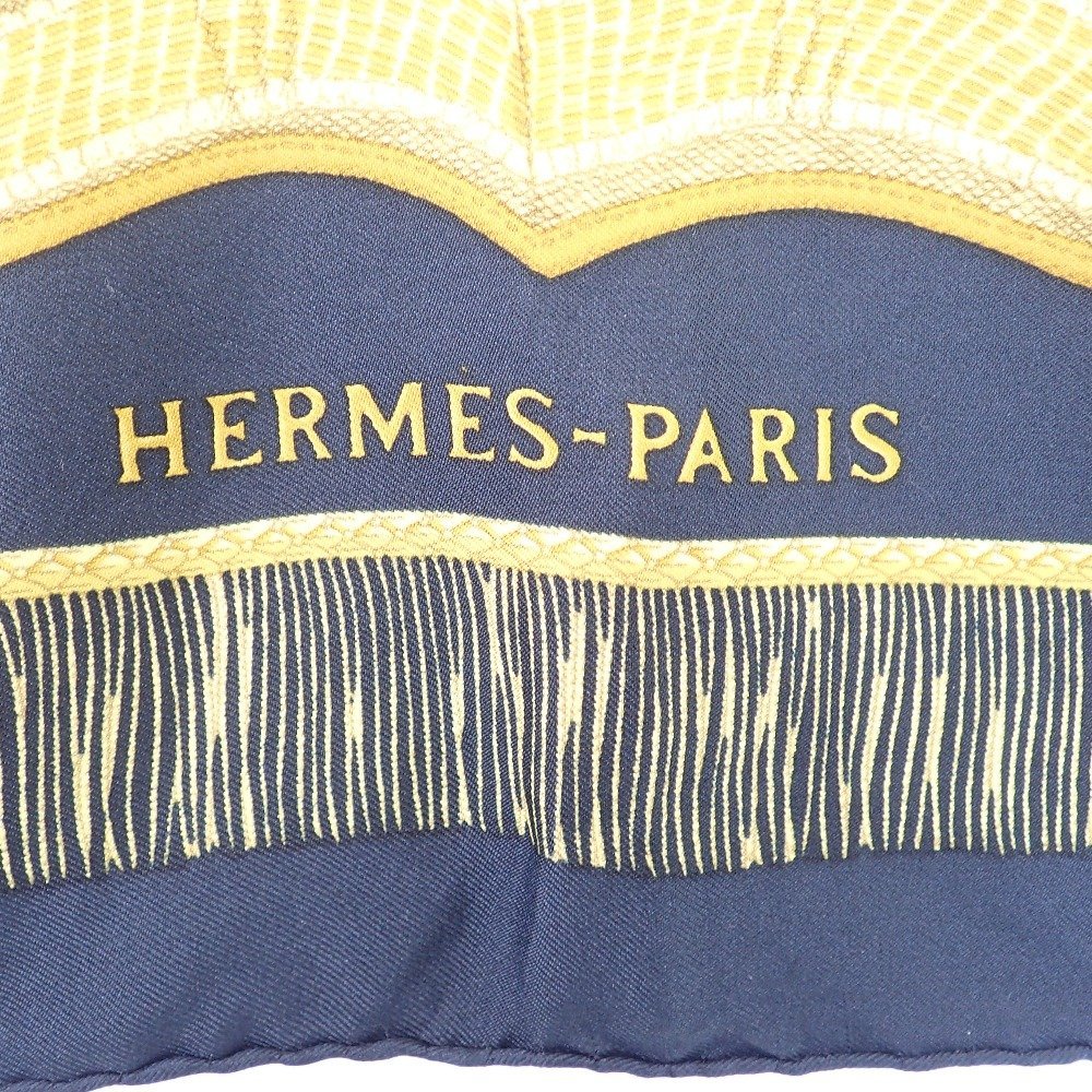 【美品】HERMES エルメス PORTE ET CAUABRIE サーベル飾り袋 シルク100% カレ90 スカーフ ブラック/ゴールド_画像3