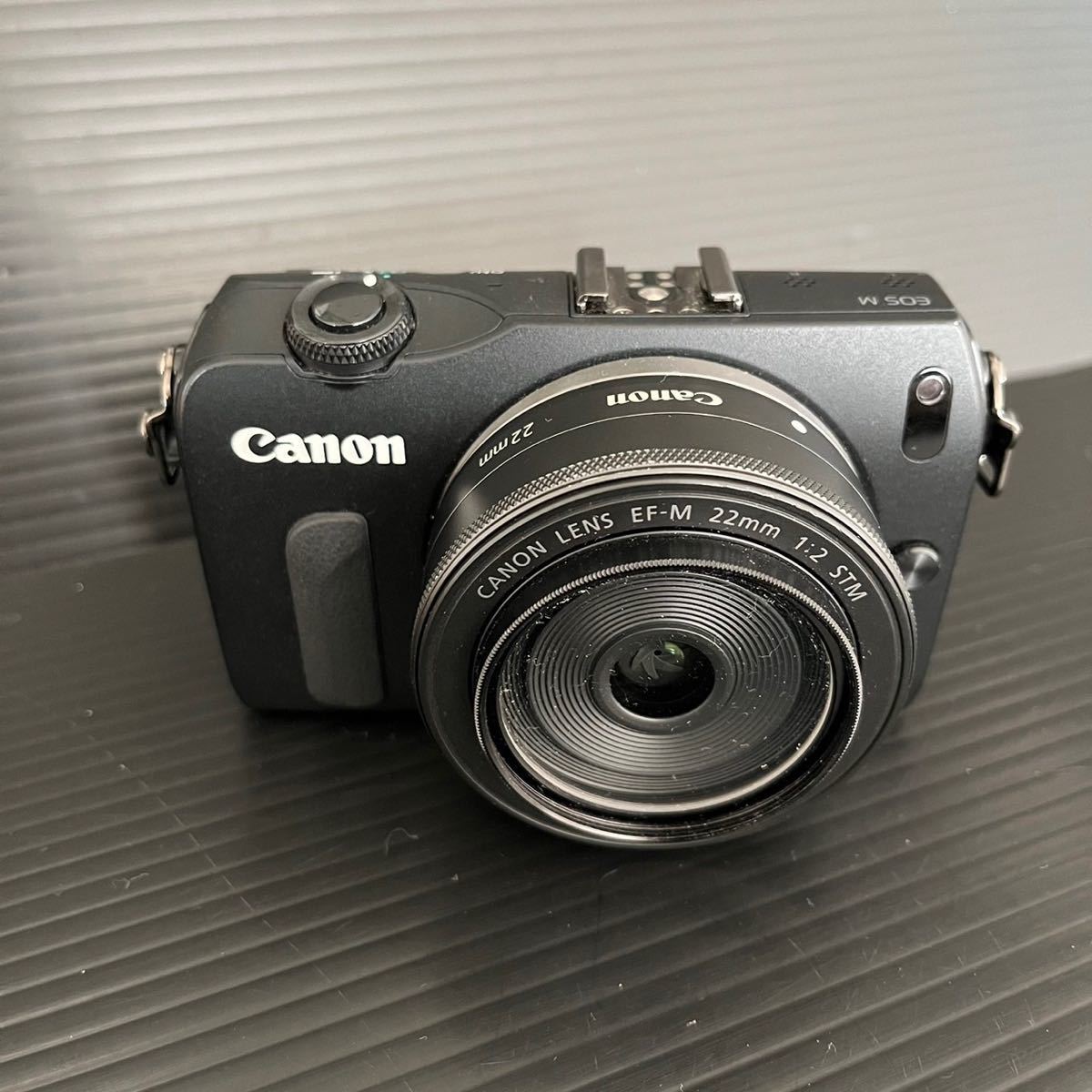 美品 デジカメ Canon キャノン EOS M Canon LENS EF-M 22mm 1:2 STM （通電確認済み バッテリーあり）_画像4