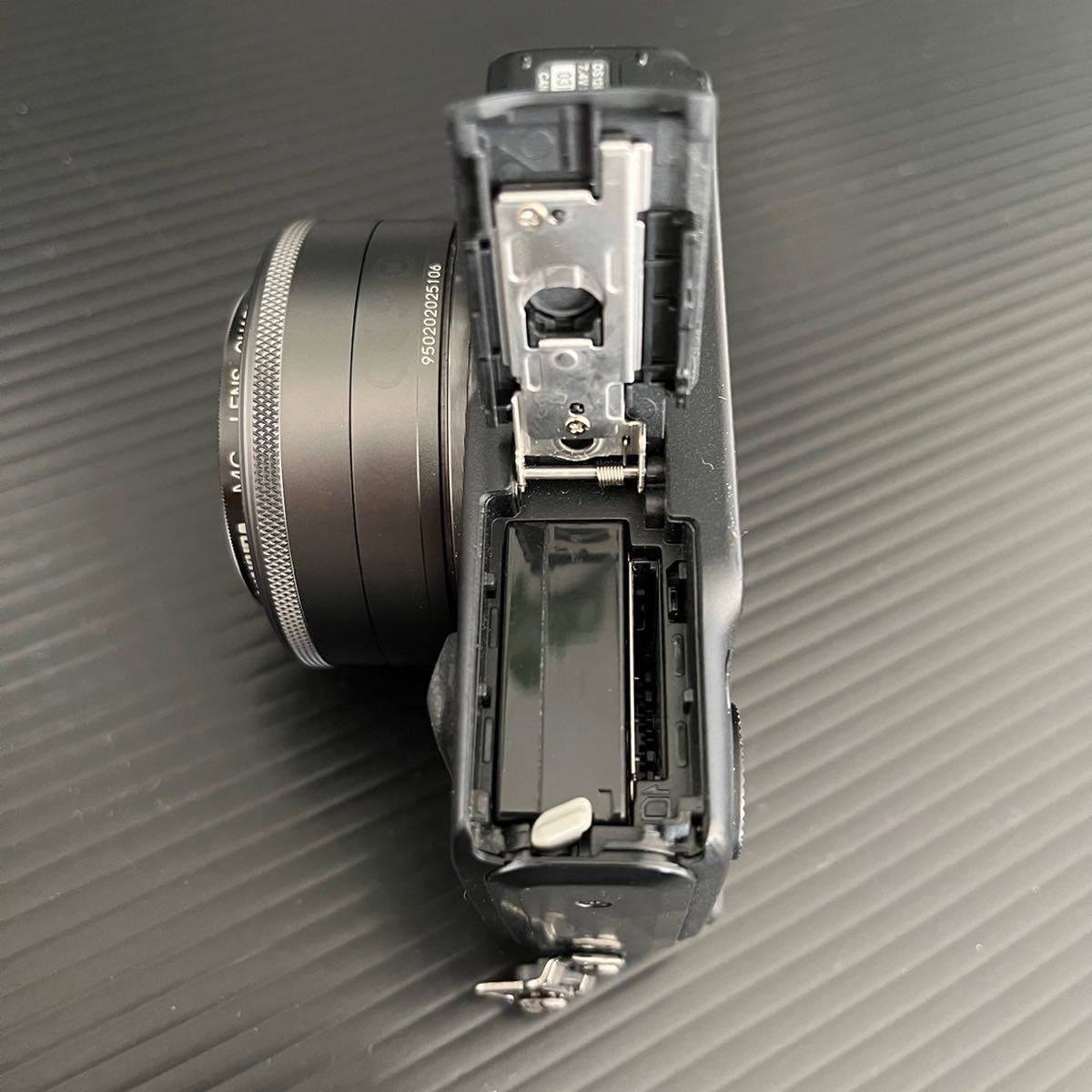 美品 デジカメ Canon キャノン EOS M Canon LENS EF-M 22mm 1:2 STM （通電確認済み バッテリーあり）_画像8