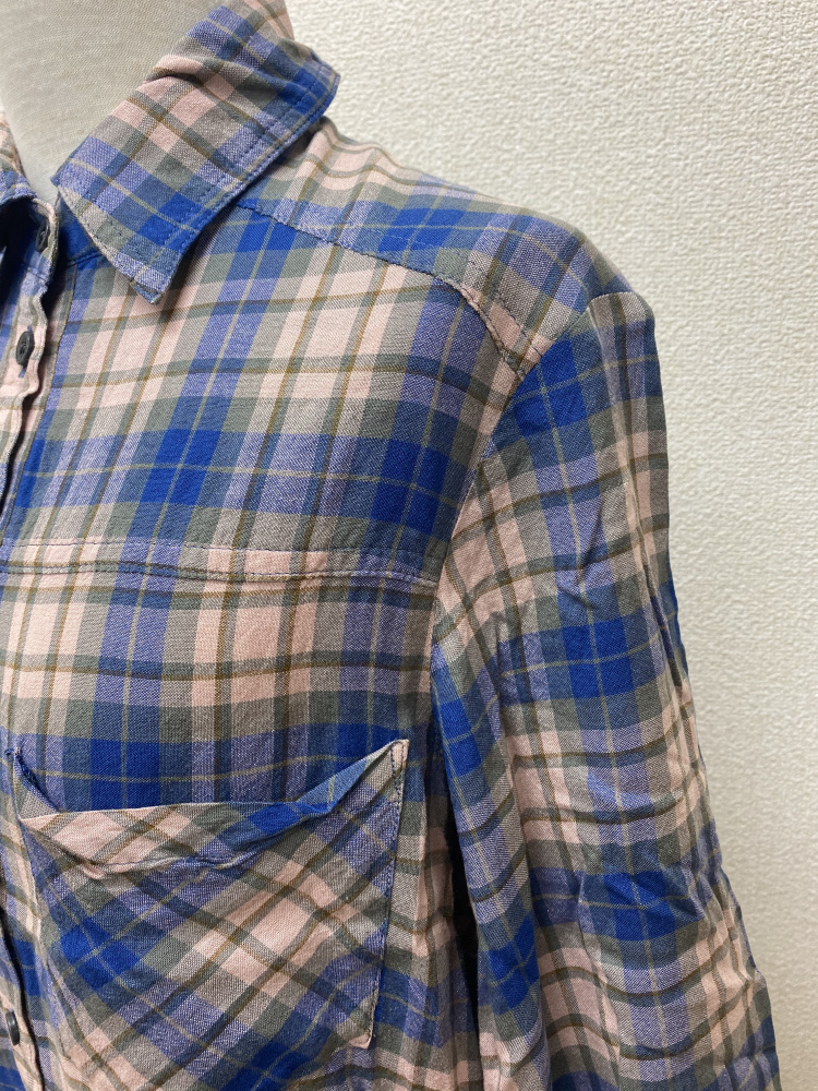 グレースコンチネンタル ブルーとピンクのチェックシャツ　ガーゼ系の薄手　丈は長め サイズ36_画像2