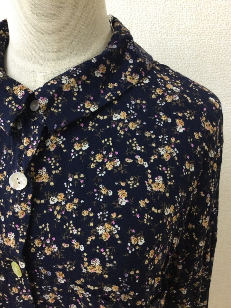 RNA navy . beige small flower pattern shirt size M