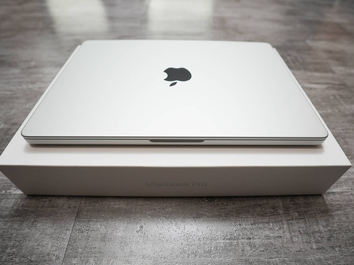 【美品】Apple MacBook Pro 14インチ シルバー 2021モデル（M1 Max・10コアCPU・32コアGPU・US配列・SSD2TB・メモリ64GB）_画像6
