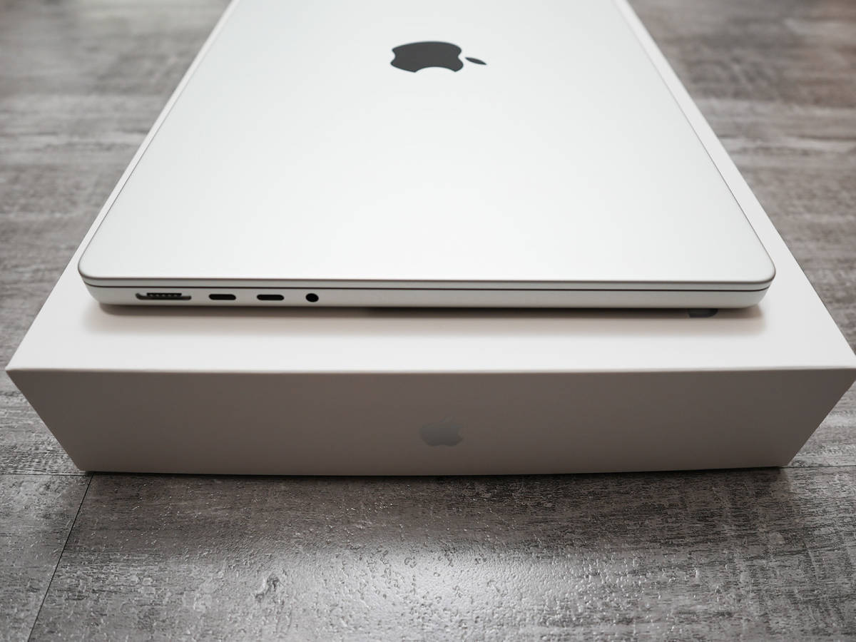 【美品】Apple MacBook Pro 14インチ シルバー 2021モデル（M1 Max・10コアCPU・32コアGPU・US配列・SSD2TB・メモリ64GB）_画像7
