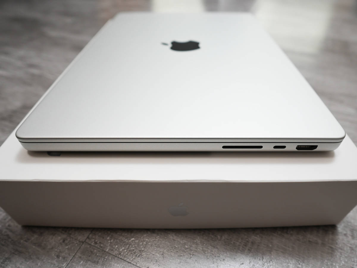 【美品】Apple MacBook Pro 14インチ シルバー 2021モデル（M1 Max・10コアCPU・32コアGPU・US配列・SSD2TB・メモリ64GB）_画像4