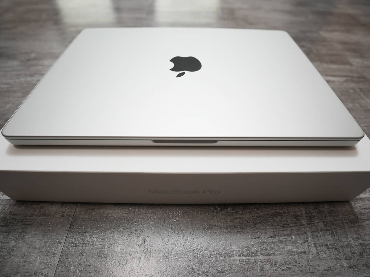 【美品】Apple MacBook Pro 14インチ シルバー 2021モデル（M1 Max・10コアCPU・32コアGPU・US配列・SSD2TB・メモリ64GB）_画像5