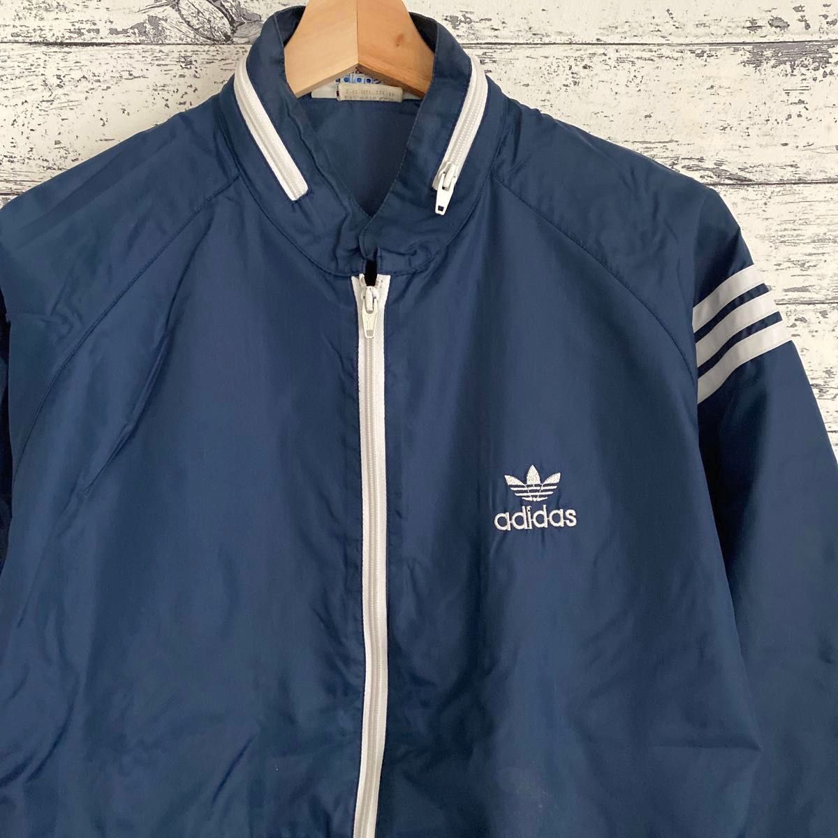 adidas ナイロンジャケット ワンポイントロゴ刺繍 トレフォイル adidas ナイロンジャケット ワンポイントロゴ刺繍 トレフォイル