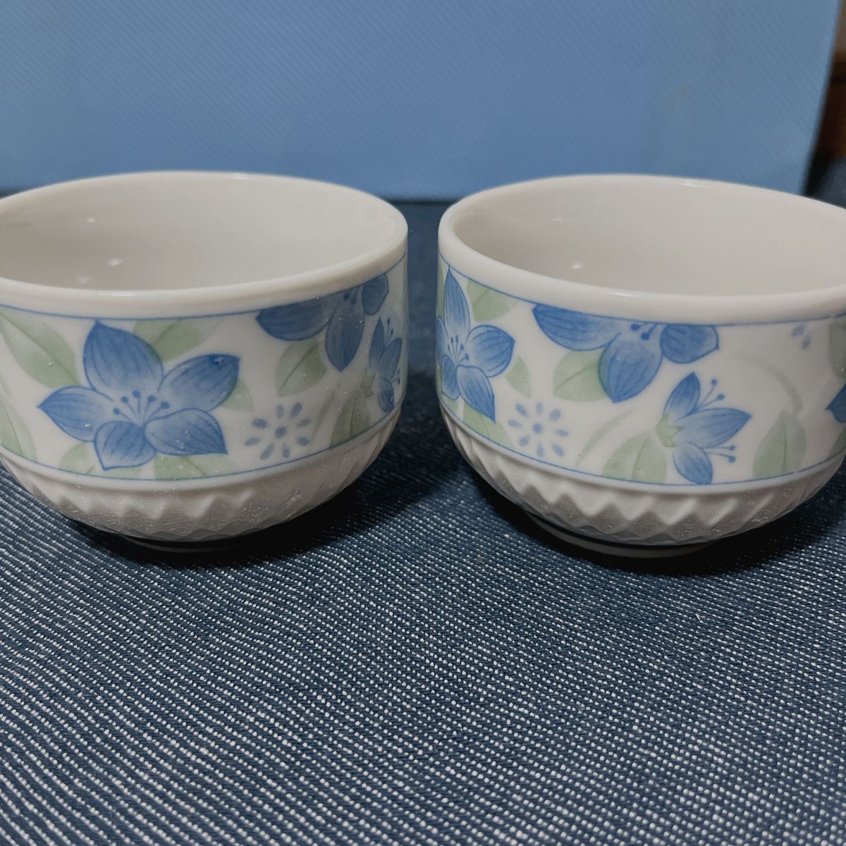 【SALE】新品・未使用 湯呑揃 10客分 あやめ お花 白 水色 水色 湯呑み コップ お茶 シンプル 軽量 お買い得 重ねれる