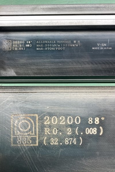 アマダ◆プレスブレーキ ベンダー金型 No.20200 高ハイトサッシ用パンチ ◆88° R0.2 ※刻印表示値 全長：約818mm ※アナログ計測値_画像2