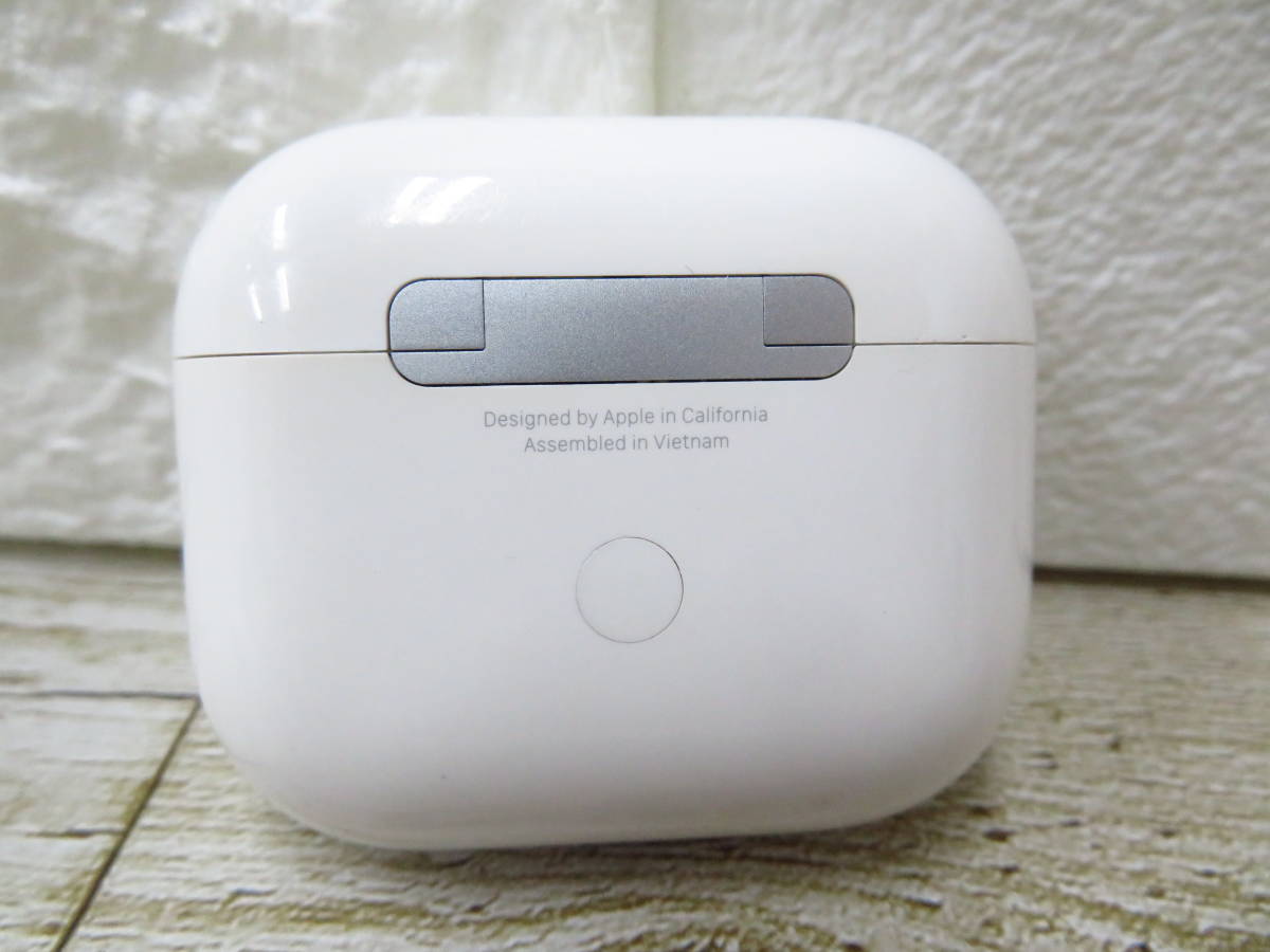 12J261SZ◎充電ケースのみ　Ａpple AirPods 第3世代 ケース A2566 イヤホン無し◎中古品【送料無料】_画像3