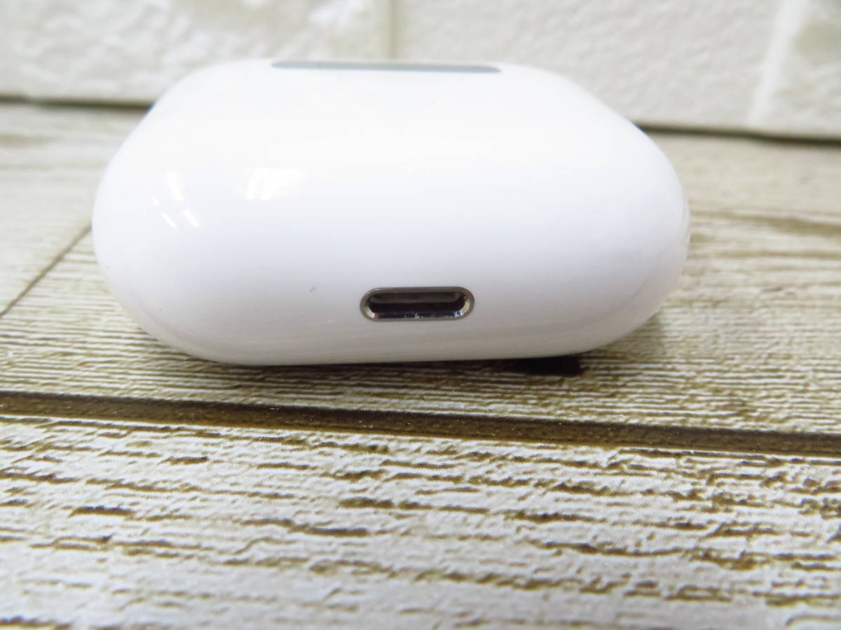 12J261SZ◎充電ケースのみ　Ａpple AirPods 第3世代 ケース A2566 イヤホン無し◎中古品【送料無料】_画像4