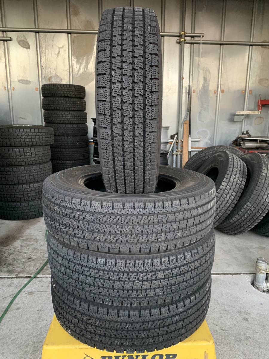 送料込み 195/80R15 TOYO DELVEX 935 8mm 22年製 スタッドレスタイヤ 4本_画像1