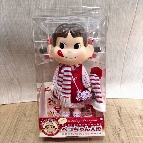 M637-J019766-19 FUJIYA 不二家 ペコちゃん人形 2006 Peko's Doll あったかニットのマフラーつき 2006年当時品 フィギュア ⑥_画像1