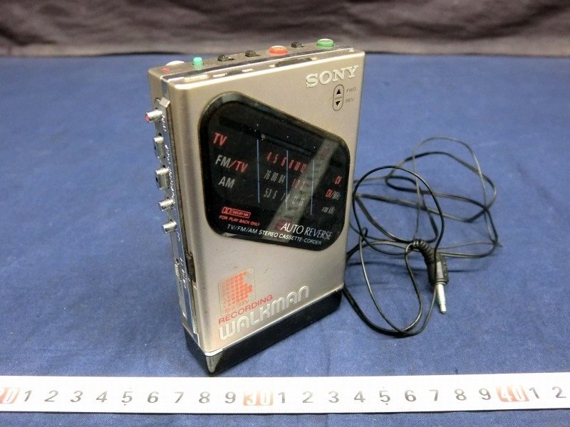 L4158 SONY WALKMAN 　RECORDING WM-F203　ポータブルカセットプレーヤー 通電確認のみ_画像1