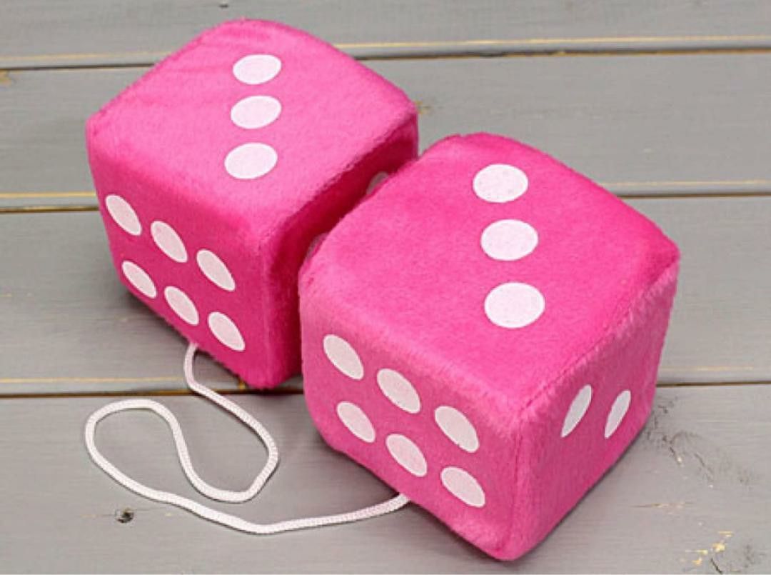 サイコロ ダイス カーアクセサリー カー用品 ルームミラー 飾り 車 ハンギングファジーダイス ピンク