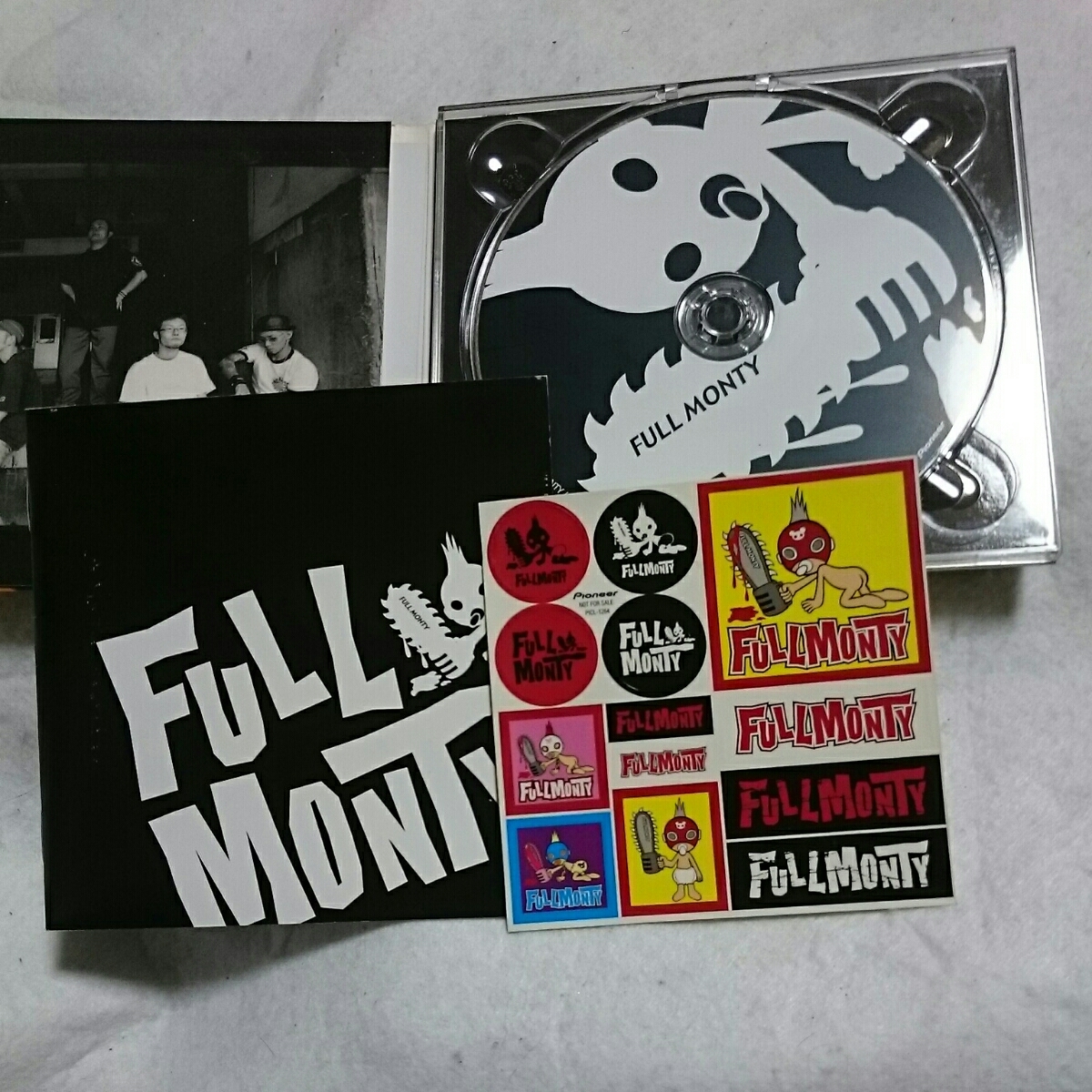 【10点以上の落札で2割引！】(T-20)FULL MONTY/FULL MONTY/シール付/パンク_画像2