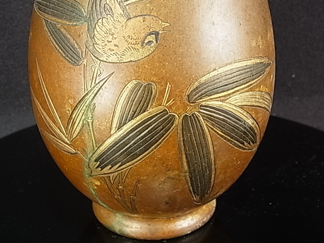 時代品金工（芳廣）刻　高岡銅器　黄銅　竹に雀　象嵌花瓶_画像3