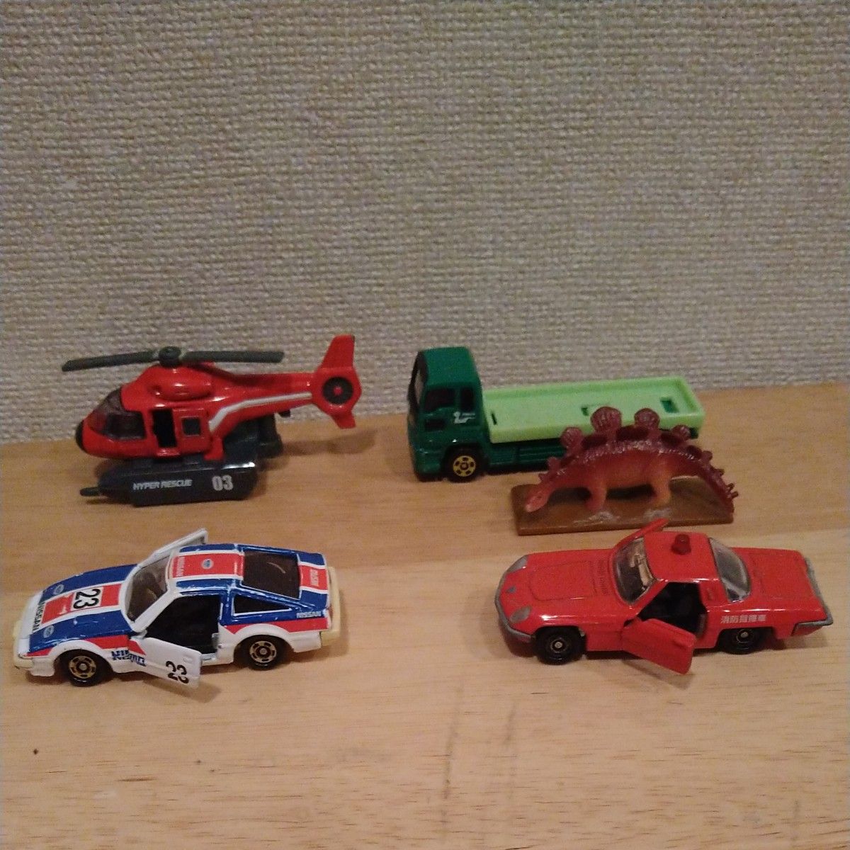 トミカ　色々セット　４個　セット　消防車　恐竜　トラック　ヘリコプター　スポーツカー