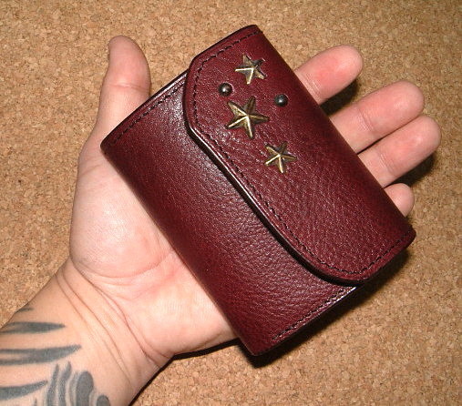 新品 Groover Leather グルーバーレザー 高級 ディアスキン 鹿革製 ショート コンパクト ウォレット (赤) 小型 二つ折り財布 三つ折り財布_サイズ感のサンプル画像です！