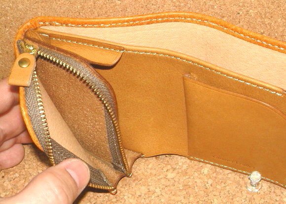 新品 Groover Leather グルーバーレザー 高級 ディアスキン 鹿革製 ショート コンパクト ウォレット (赤) 小型 二つ折り財布 三つ折り財布_内部構造のサンプル画像です！