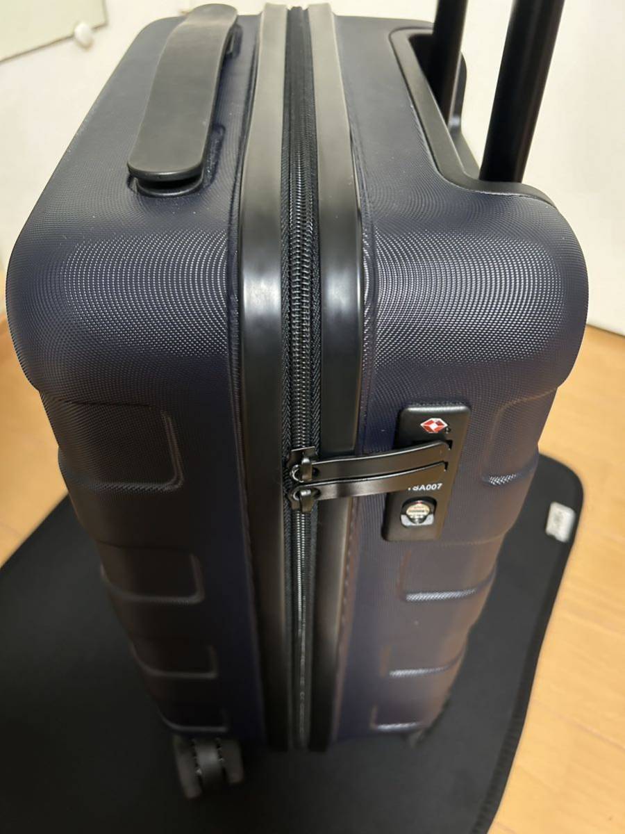 無印良品　スーツケース　黒　人気サイズ約20リットル　美品ハードキャリーケース 一回使用、鍵一つです。タイヤストッパー付き_画像2