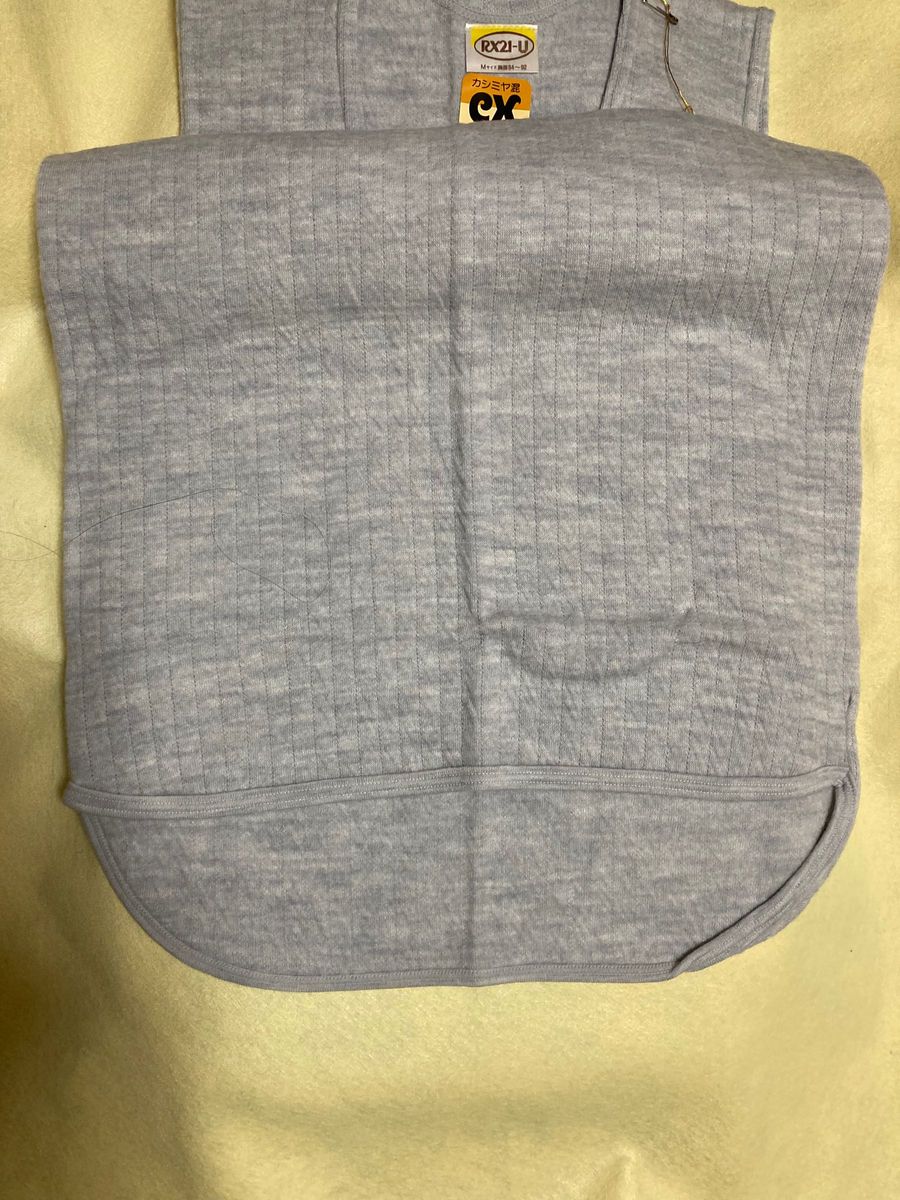 あったかレディース　袖なしＵ首シャツ　カシミヤ混Mサイズ