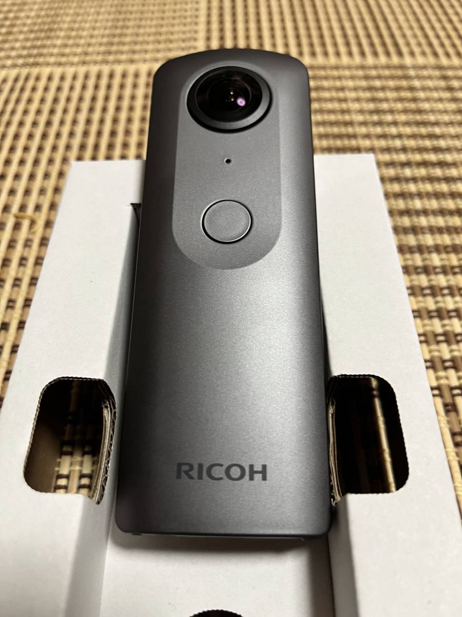 【送料無料】☆美品・良品☆ RICOH リコー THETA シータ V 360度カメラ 全天球カメラ 箱 取扱説明書 コード付き ほぼ未使用_画像3