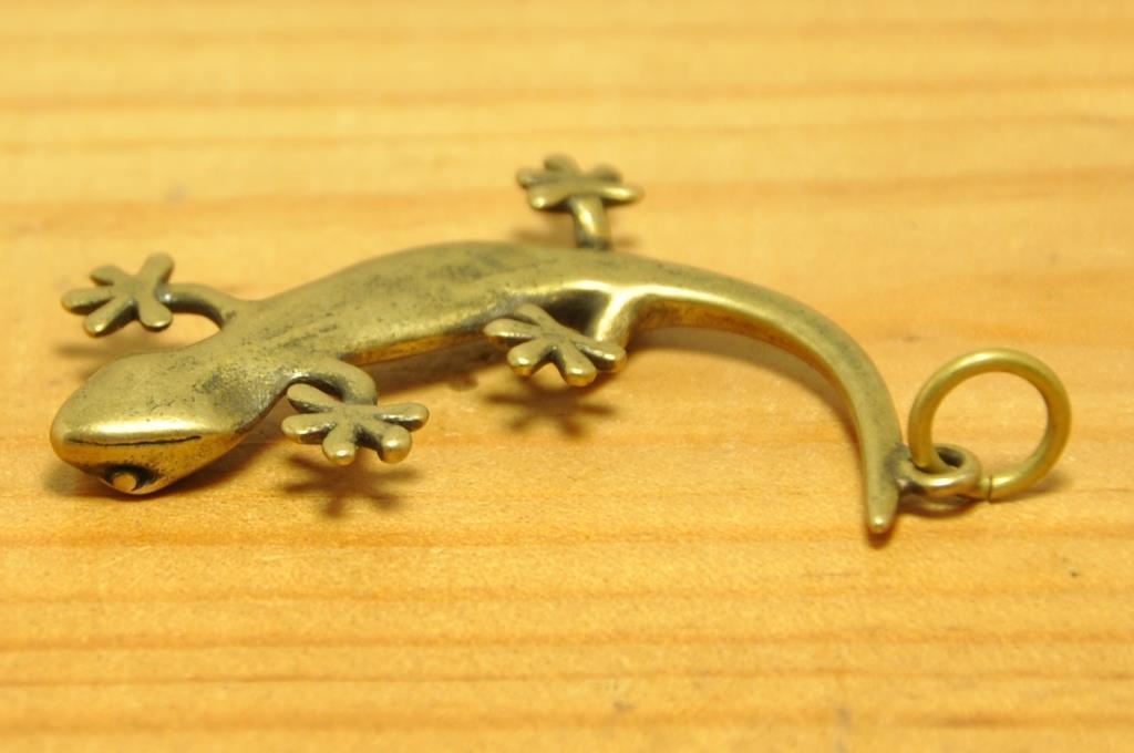 Solid Brass ソリッド ブラス 真鍮 無垢 生地 鋳物 鋳造 トカゲ ヤモリ イモリ 爬虫類 両生類 チャーム キーホルダー キーリング_画像2