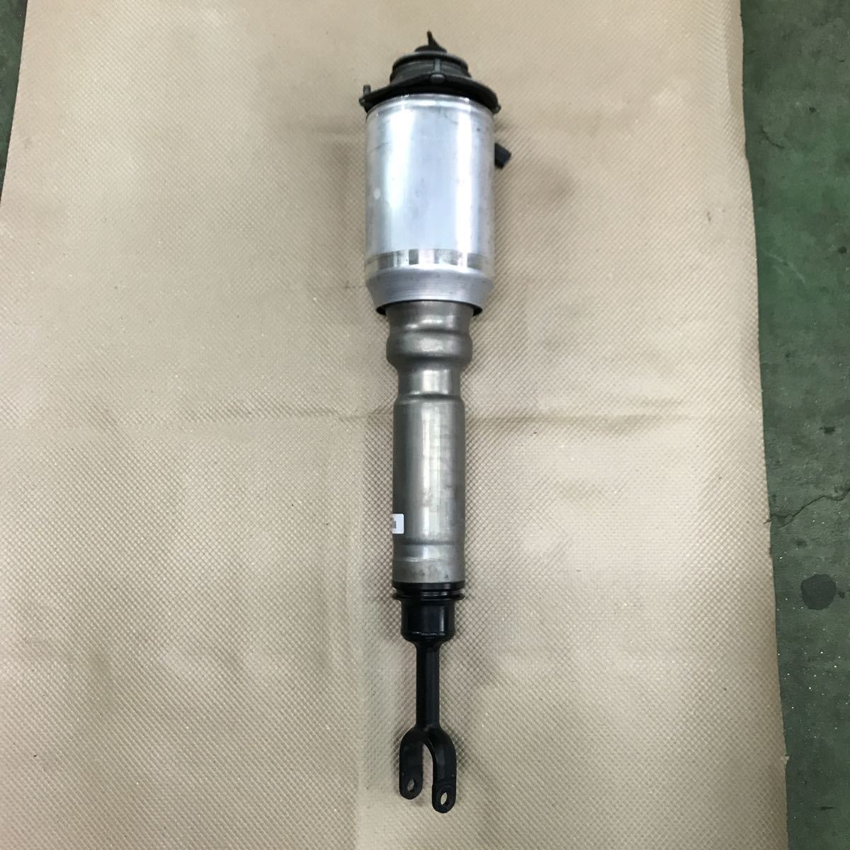 ② Audi Audi S8 air suspension air suspension shock absorber garage style 4E0616040AK