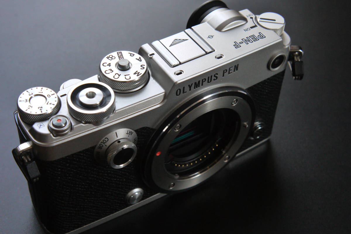 OLYMPUS PEN−F SILVERボディー、ショット数2656の美品_画像1