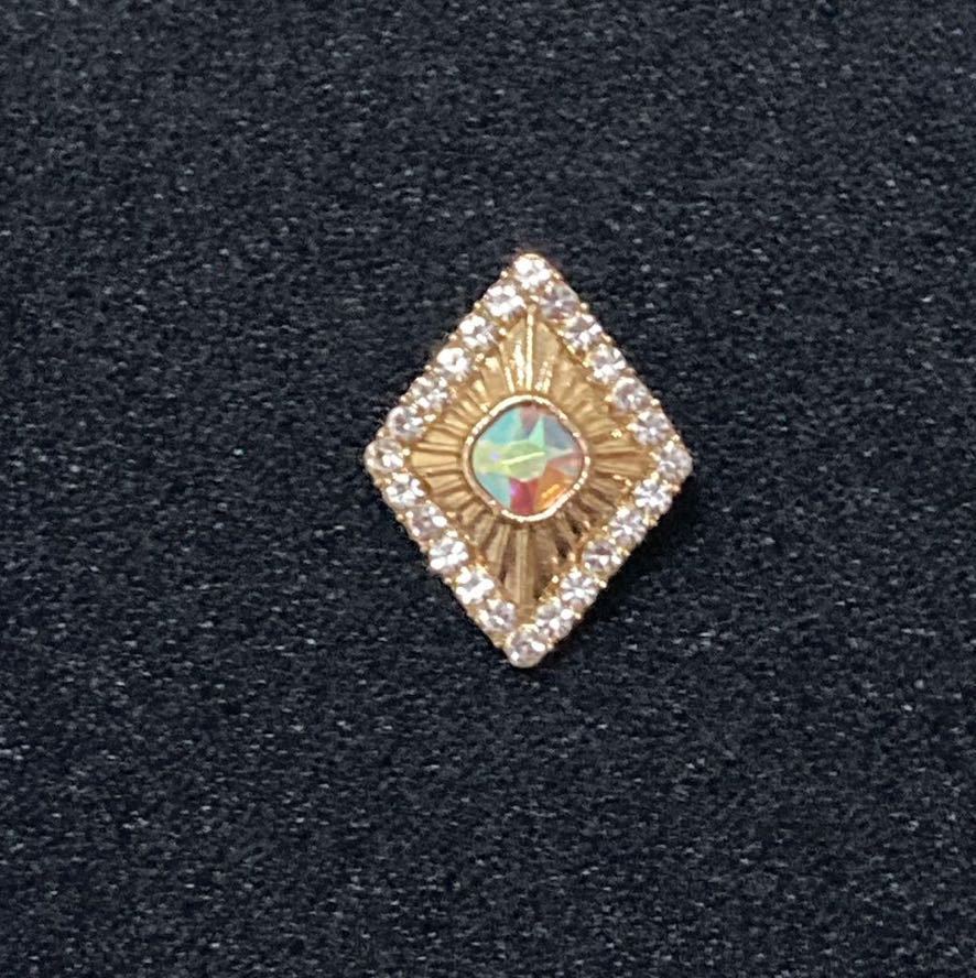 新品　キラキラのダイヤ型のブローチ　宝石風　シルバー色　ラインストーン　ゴールド色　オーロラ色　小さめのブローチ_画像5