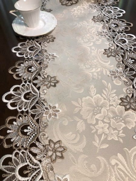 ジャガード織りの模様　テーブルセンター40X180ｃｍ　テーブルコーディネート　周りは総レース刺繍_画像3