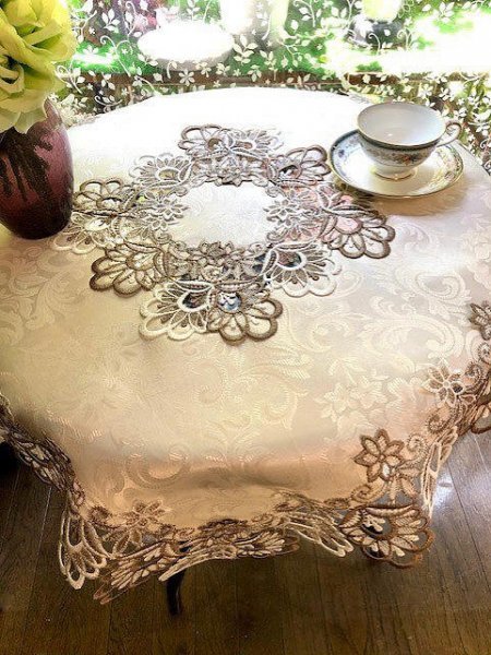  Jaguar do weave. pattern tablecloth 85cm round shape table ko-tine-to center . around is total race embroidery 
