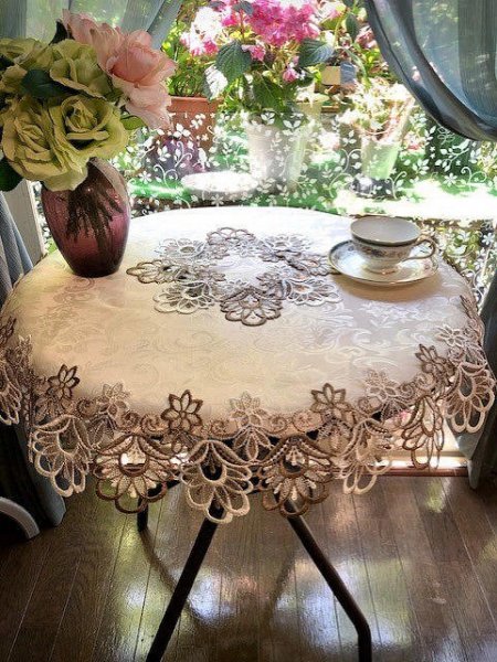  Jaguar do weave. pattern tablecloth 85cm round shape table ko-tine-to center . around is total race embroidery 