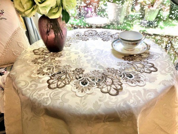  Jaguar do weave. pattern tablecloth 85cm round shape table ko-tine-to center . around is total race embroidery 