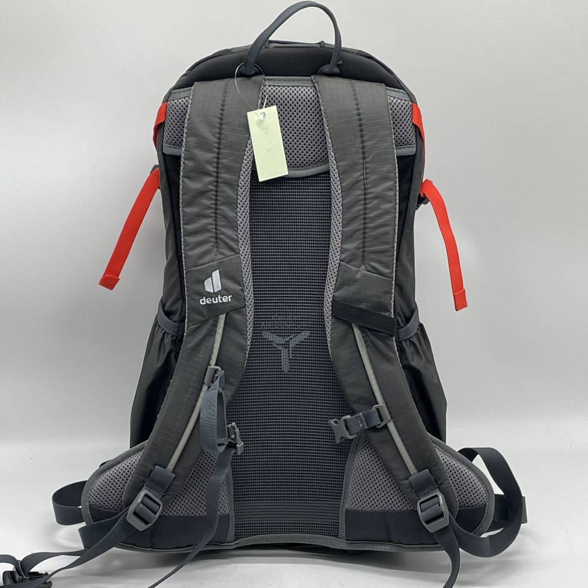 ⑩BN2366●良好 deuter ドイターVelo air 20 バックパック リュック グレー ブラック 登山 トレッキング レインカバー付_画像2