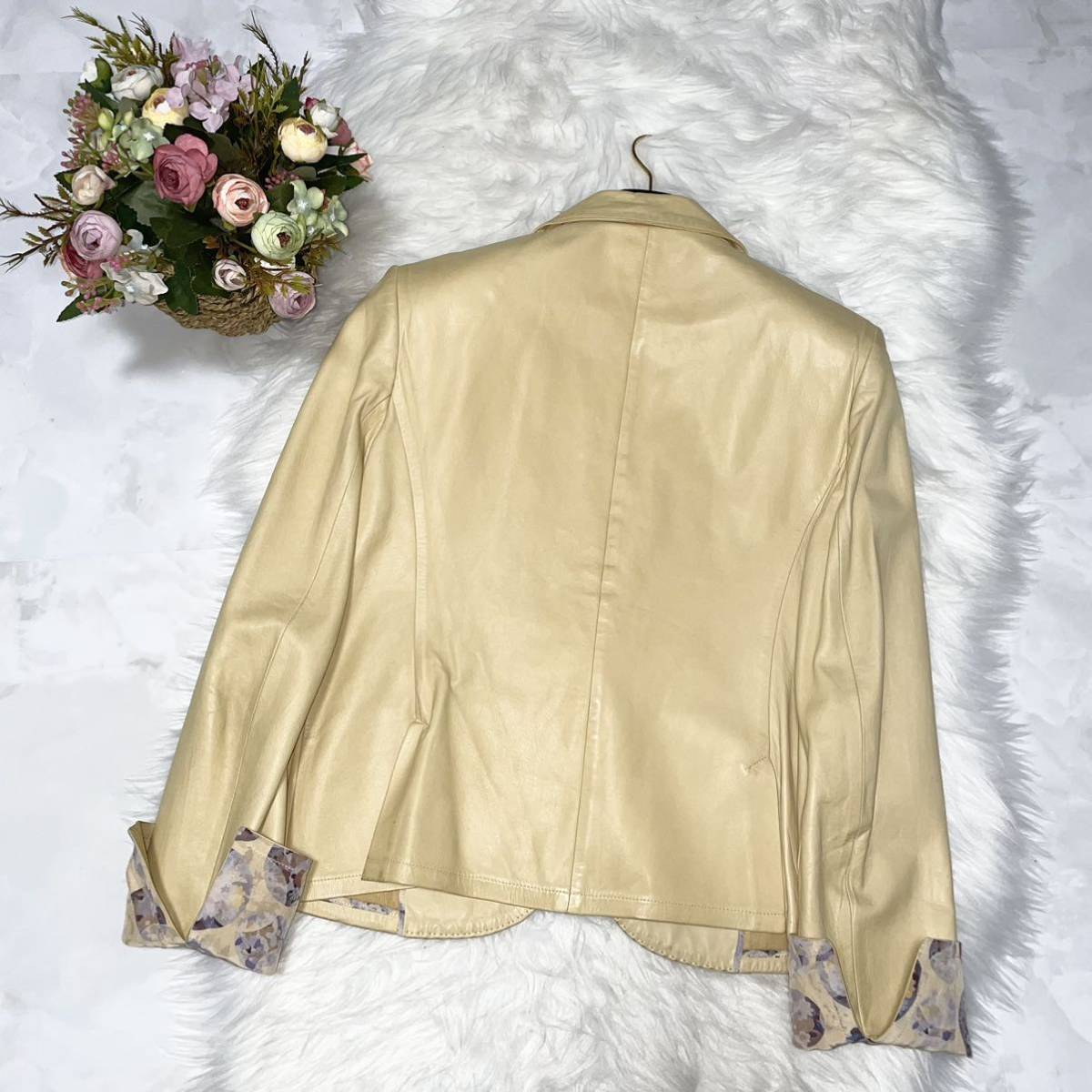  подлинный товар Fendi выполненный в строгом стиле кожаный жакет 44 крем серия подкладка цветочный принт цветок цветочный FENDI