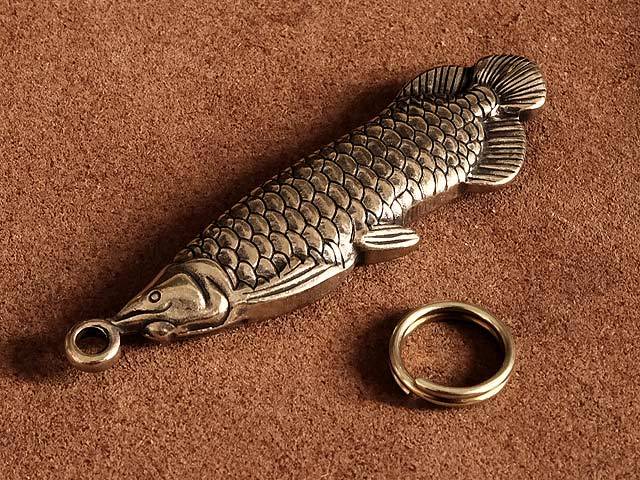 真鍮 アロワナ キーホルダー （二重リング付き）フィッシュ 熱帯魚 キーリング キーチェーン ゴールド ストラップ チャーム ペンダント_画像2