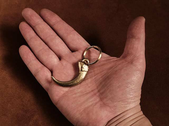  brass key holder (. motif ) Kiva animal animal tooth nail angle . needle key ring parts necklace brass Gold pendant top 