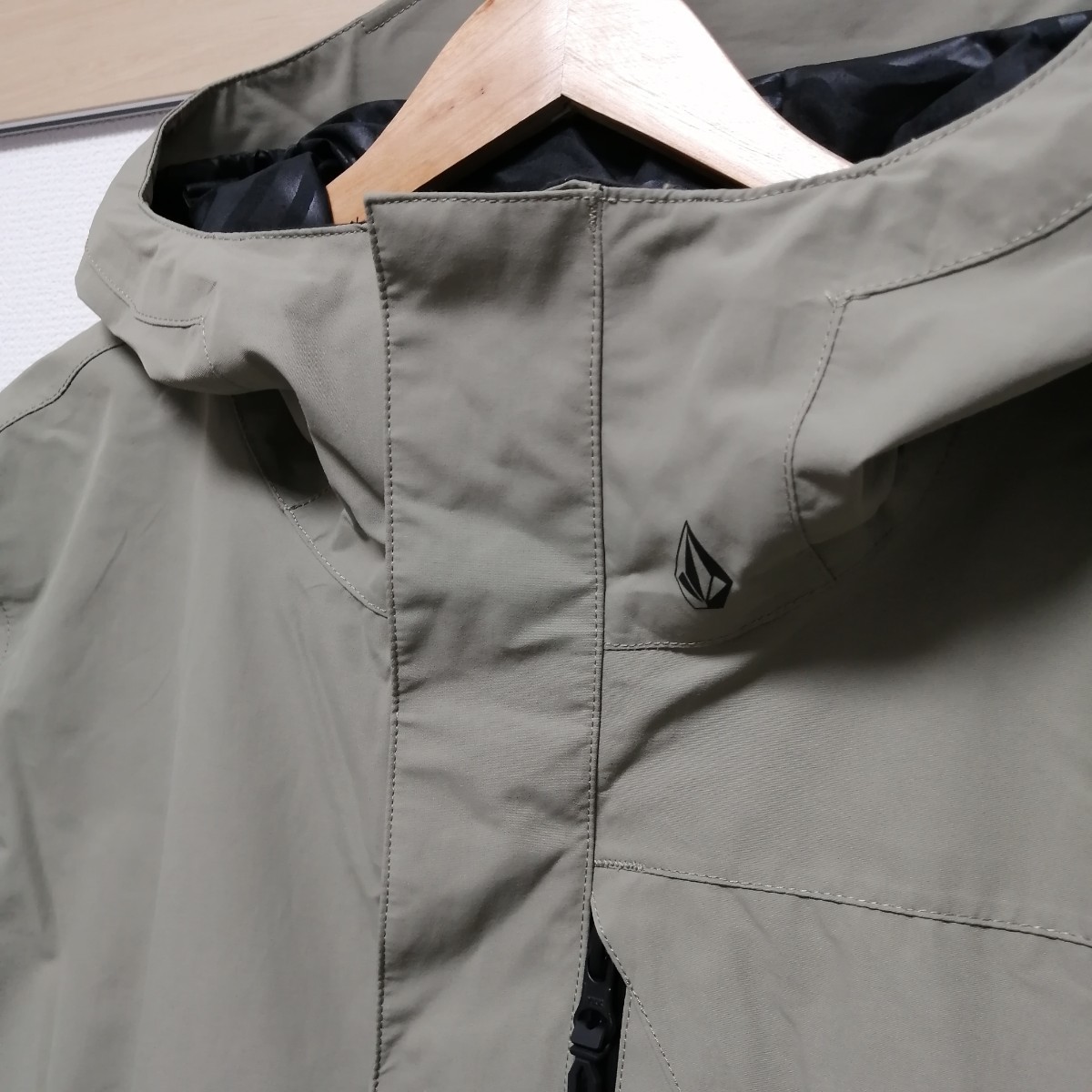 新品未使用　新作　23-24 ボルコム　スノーボード　ゴアテックス　ジャケット　メンズＭ　VOLCOM　スノー　ウェア　GORE-TEX_画像3