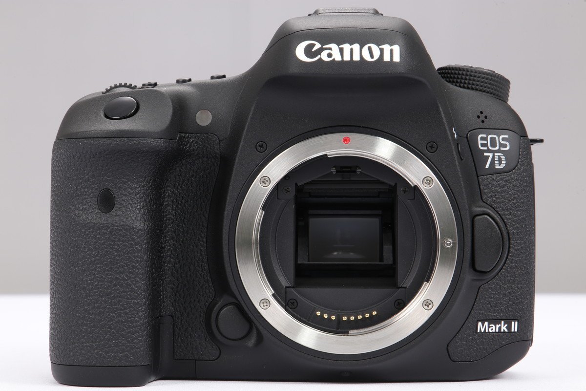 【 新品同様 | 動作保証 】 Canon EOS 7D Mark II ボディ 【 シャッター数 わずか1000回 | 純正の予備バッテリー 追加付属 】_画像3