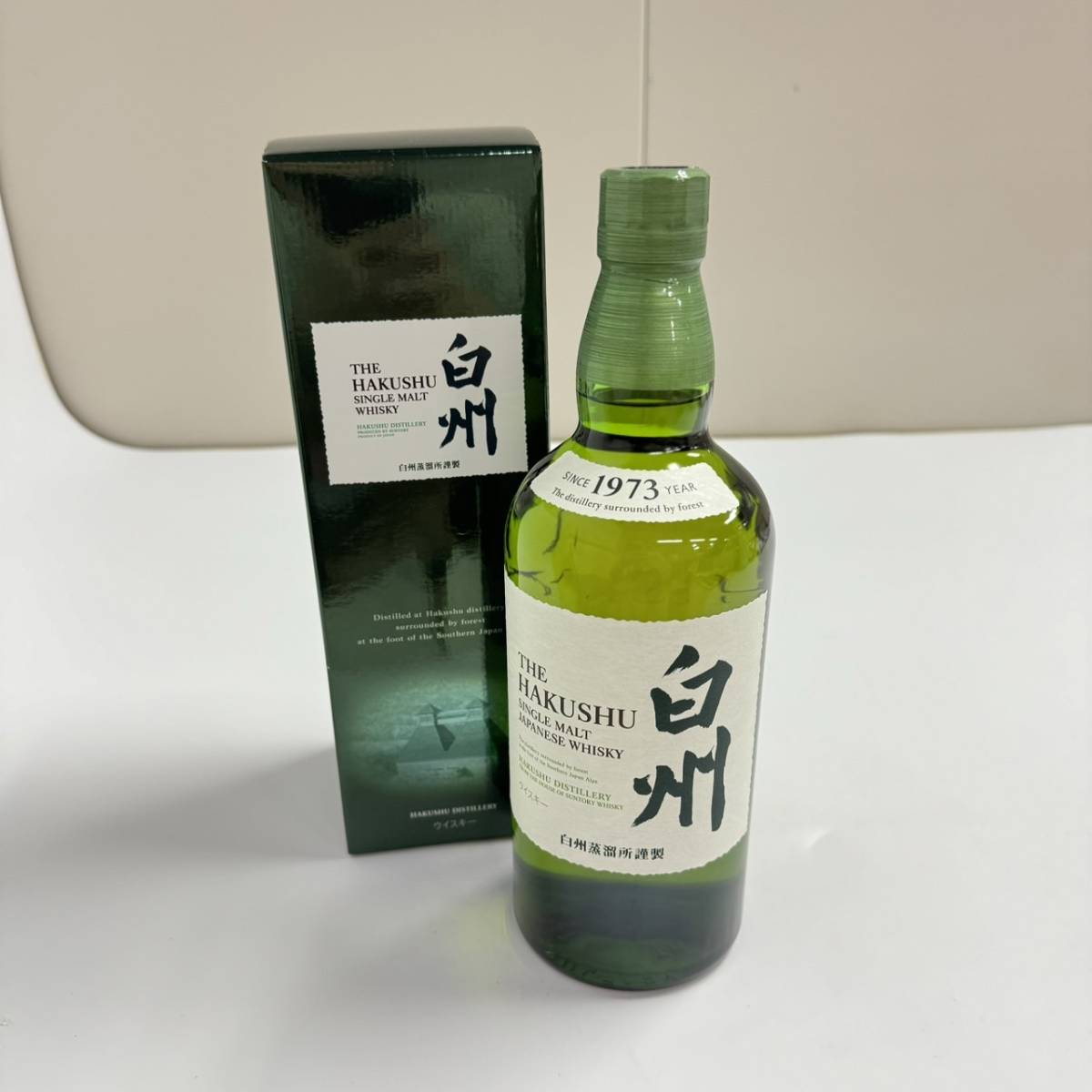 B6387(124)-129/YK7000　【千葉県内のみ発送】酒　サントリー　THE HAKUSHU　白州　SINCE 1973　SINGLE MALT WHISKY　43％700ml　箱付き　_画像1