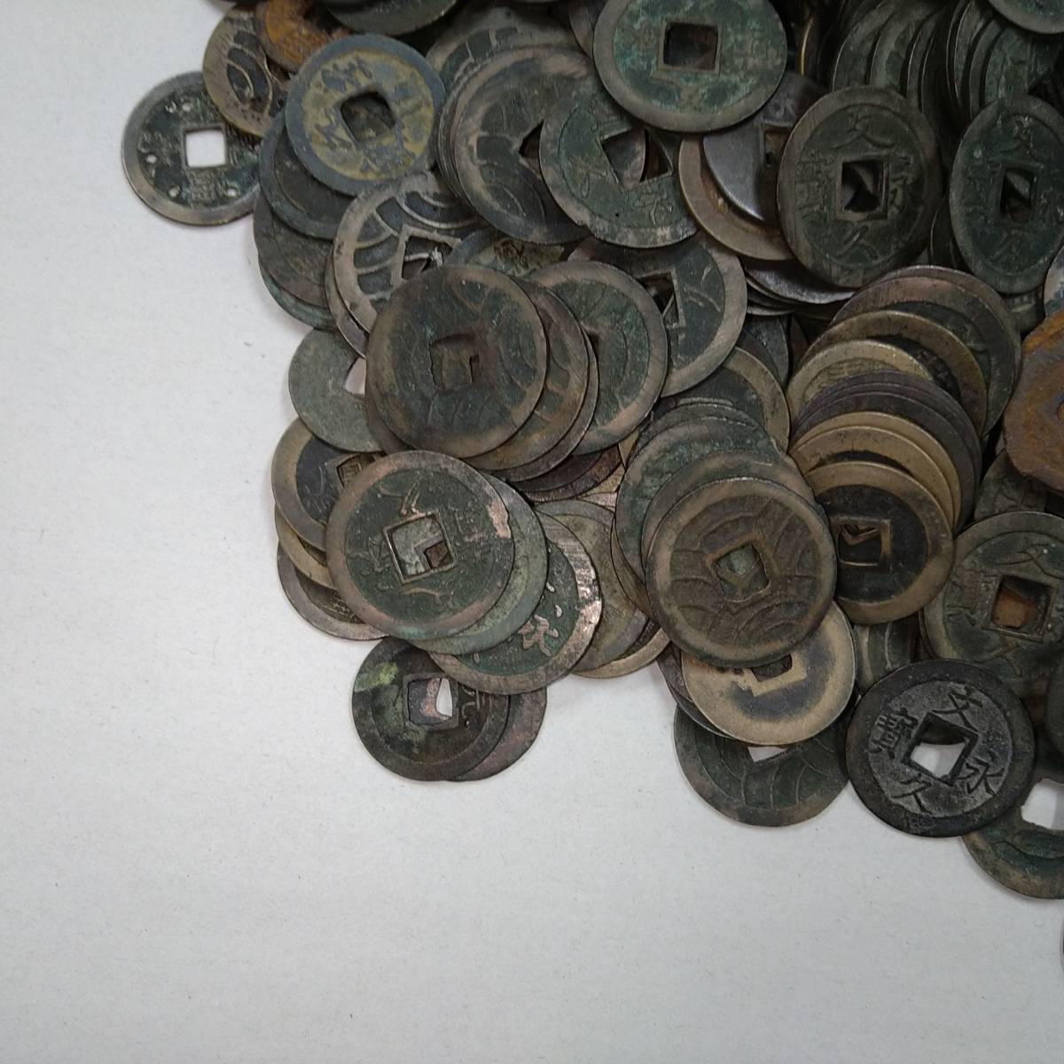 F011(5320)-720　　日本古銭　穴あき　硬貨　貨幣　　約5.32㎏　　※他国外貨　混ざっている可能性あり_画像8