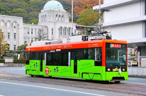 デジ画像２コマ　四国の路面電車　伊予鉄道　単車型超低床車　モハ２１００形_画像1