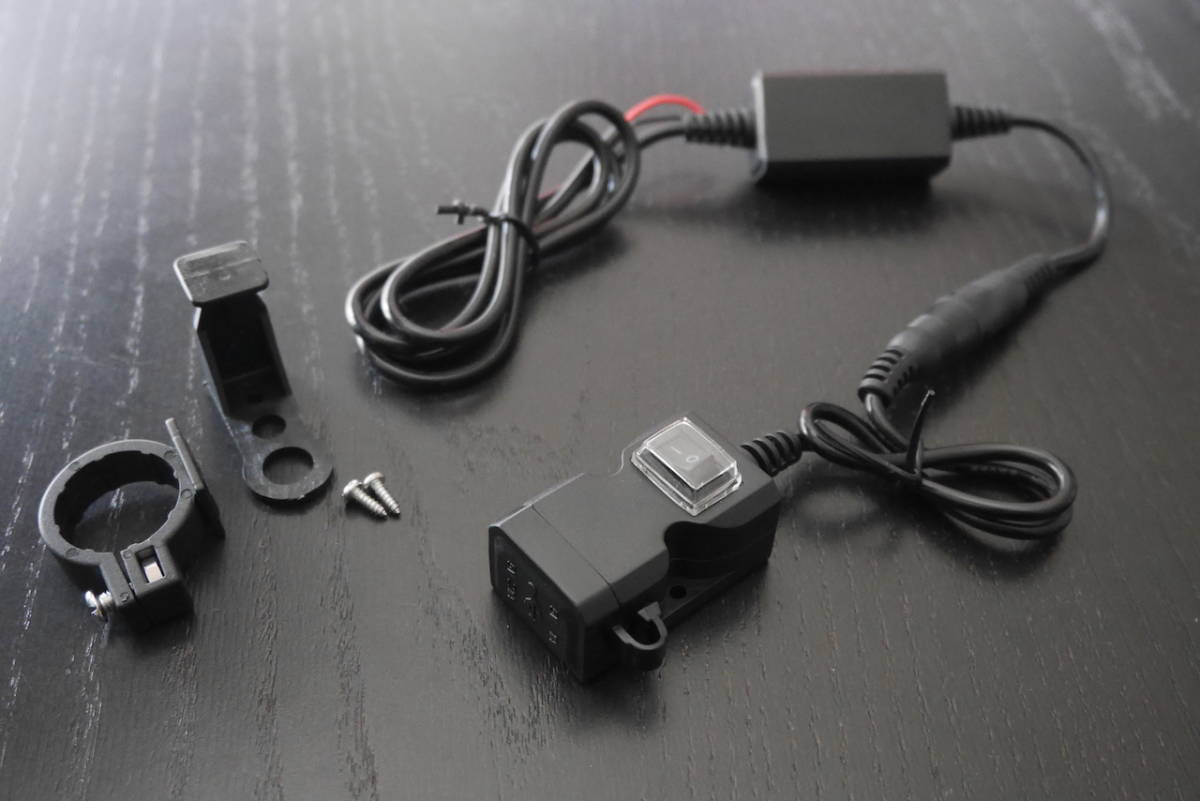 【即納可】新品 バイク用 コンパクト USB電源 Dual USB (2.1A/1A) 2ポート2口 電源ON/OFFスイッチ付き 防水9-24V用 ナビ スマホの充電に_画像1