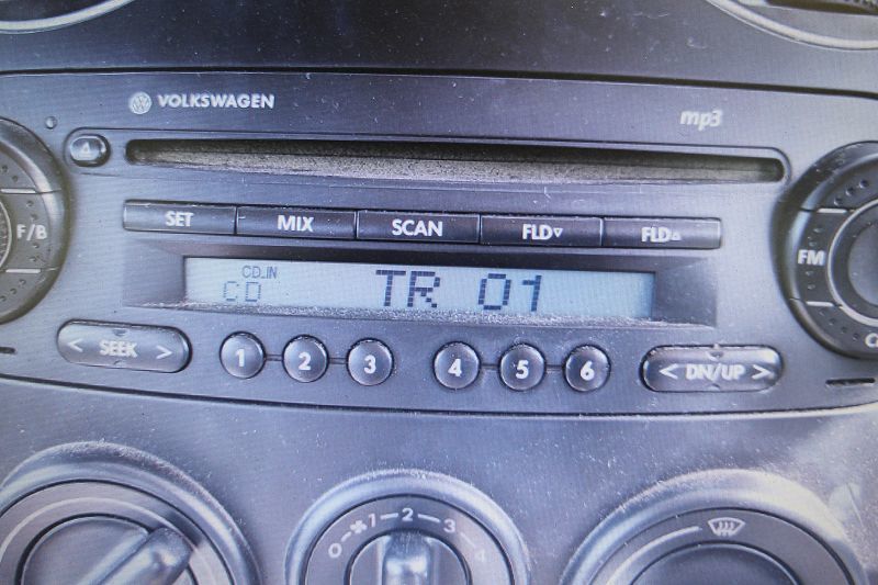 VW ニュービートル 1.6 右ハンドル 後期(9C 9CBFS) 純正 破損無 取付OK 動作保証 オーディオデッキ CD ラジオ 1C0 035 196 p040980_画像7