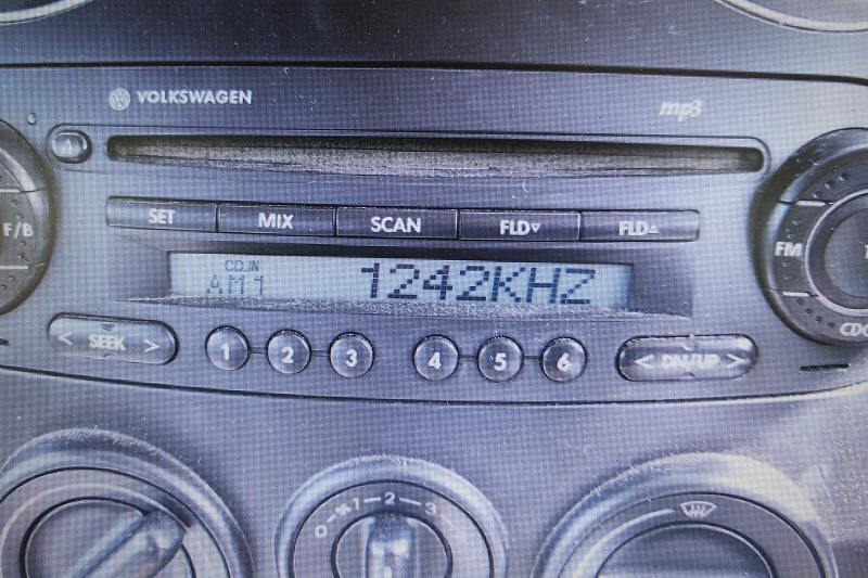 VW ニュービートル 1.6 右ハンドル 後期(9C 9CBFS) 純正 破損無 取付OK 動作保証 オーディオデッキ CD ラジオ 1C0 035 196 p040980_画像9
