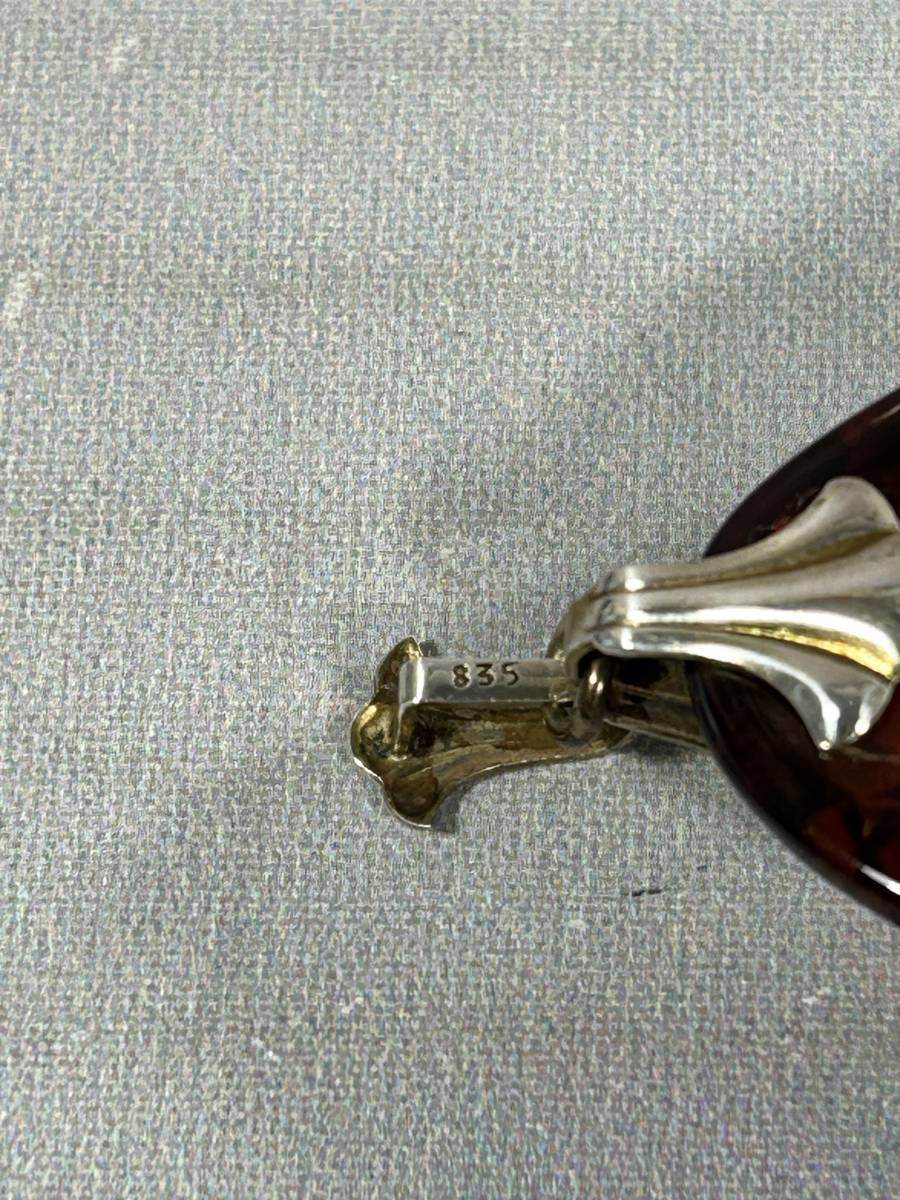 4.2cm 9.2g の 琥珀 コハク の ペンダントトップ 金具に 835刻印有り 金具に擦れ有り コハクに 擦れ 傷(加工前から有る傷) 有_画像8