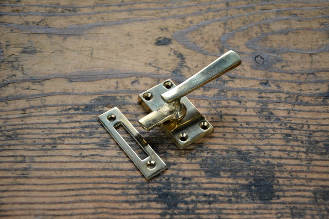 NO.7037 古い真鍮鋳物のNラッチ A ロング 47mm 検索用語→A100gアンティークビンテージ古道具真鍮金物錠鍵ガラスケース_画像1