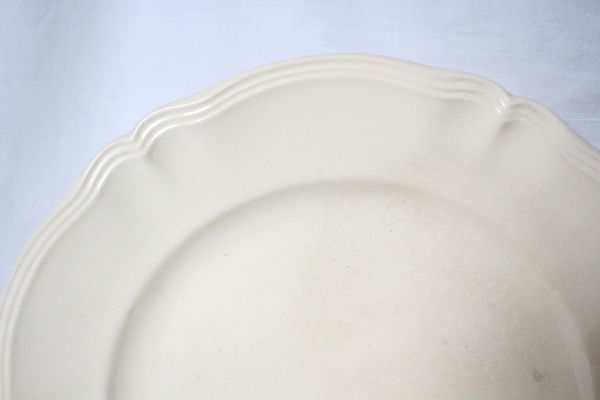 フランス アンティーク サルグミンヌ 古い陶器の大きな丸皿 花形リム エクリュカラー 美品_海外からの発送です 送料にご注意ください